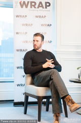 组图：“美队”埃文斯大笑谈当导演 秀修长身材