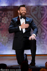 组图：休-杰克曼主持托尼奖飚rap 嗨翻被扒衣服