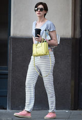 组图：安妮-海瑟薇黑超休闲装现身纽约似上班族