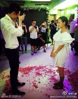 组图：张嘉倪生日被求婚 与男友双双落泪