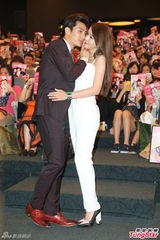 组图：炎亚纶李毓芬现身签书会 (炎亚纶遭讥整形关微博)