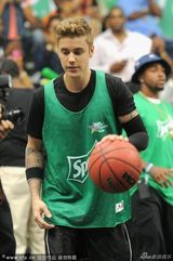 组图：比伯打篮球模仿乔丹 身高略欠不忘耍帅