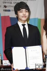 组图：白珍熙优雅白裙赛仙女 与吕珍九同任宣传大使