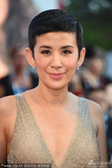 组图：威尼斯红毯赵薇艳粉如女王 郝蕾秀八字奶