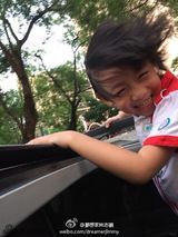 组图：kimi变身追风少年 老爸林志颖开车酷毙了