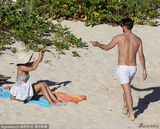 奥利维亚携未婚夫沙滩湿身肉搏 野性陶醉忘我