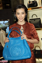 组图：李冰冰率性亮相品牌开幕会服饰抢镜