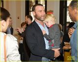 组图：娜奥米-沃茨红唇白裙亮相 优雅出席新片首映