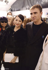 组图：章子怡巴黎寒冬秀美腿