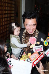 组图：钟镇涛生日携女亮相派对 谭咏麟叶童现身