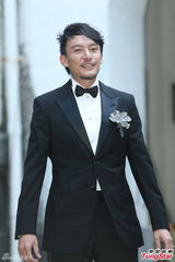 组图：张震大婚献吻娇妻 亲手为新娘提裙摆