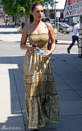 幻灯图集：凯莉-布鲁克身穿绿色长裙街头闲逛