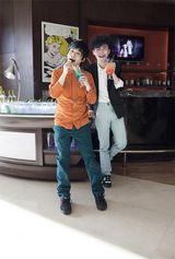 组图：大张伟变身厨师 搭配美食创意百变