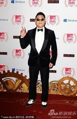 组图：鸟叔经典墨镜造型亮相 表情鬼马打招呼