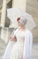 组图：范冰冰亮相巴黎时装周 白衣红唇装扮复古