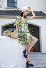 组图：黄圣依时髦“帽子控”时尚加分