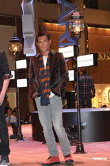 组图：古天乐出席活动 现场与贝安琪当模特走秀