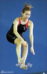 组图：韩星UEE金贤重录节目素颜高台跳水