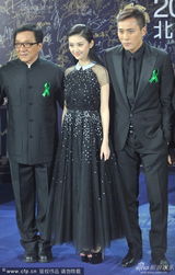 组图：《警察故事》成龙刘烨亮相 景甜甜美相伴