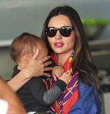 组图：超模米兰达-可儿带儿子现身洛杉矶机场