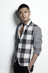 组图：任重最新时尚写真 拼接西装玩转夏日潮流