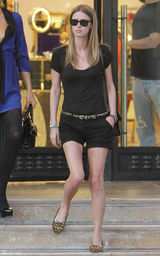 高清组图：帕丽斯-希尔顿和妹妹驾车外出购物