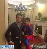 组图：王中磊17岁女儿长腿清秀 姐弟有爱互动