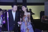 组图：Angelababy(杨颖)抹胸长裙惨遭偷瞄 牵手神秘男嗨聊