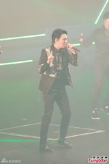 组图：韩团JYJ香港开唱 真空半裸大秀腹肌