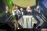 组图:JYP家族演唱会HIGH爆 miss A超短裙抢镜
