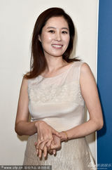 组图：韩片《自由之丘》发布会 文素利美裙亮相