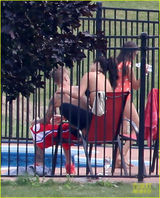 组图：比伯半裸打高尔夫 赛琳娜穿比基尼献拥抱