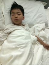 组图：王中磊晒威廉熟睡照 小男神侧颜帅气