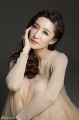 组图：马晓灿清新夏日写真 祼色雪纺裙淑女风