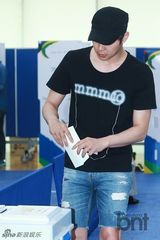 组图：朴有天素颜便服现身 参与地方选举投票