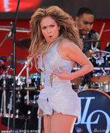 组图：洛佩兹被裸男抬出似女王 热舞秀翘臀露底