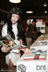 组图：韩星Clara(李成敏)出席活动 下衣失踪秀美腿