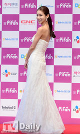 组图：韩星吴仁惠拍写真 低胸秀乳胸罩脱落