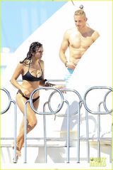 组图：妮娜与小男友游船秀身材 画面太美不敢看