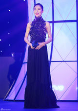 组图：江一燕冷黑长裙抢镜 夺华鼎奖献唱主题曲