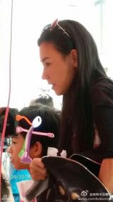 组图：张柏芝带娃逛街边摊 两子运动装喝冷饮