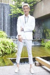 组图：辰亦儒迷你专辑拍写真 积极健身秀胸肌