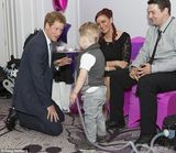 组图：哈里王子双膝着地拥抱4岁重病男童
