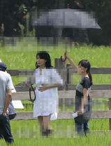 组图：王菲台湾拍广告 白衫露美腿手频捂肚