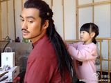 组图：森碟(田亮女儿)探班二姨张歆艺 变身造型师玩坏袁弘