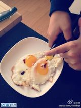 组图：陈坤首曝12岁儿子近照 圆脸淡定似小大人