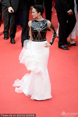 组图：戛纳开幕红毯 章子怡拖尾白纱裙惊艳亮相