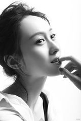 组图：练束梅写真黑白色调透露文艺气息