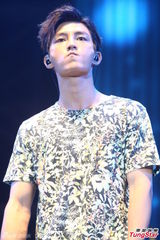 组图：炎亚纶演出人气爆棚 自曝好身材下次再秀