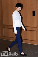 组图：少女时代Sunny助阵派对 白裙显清纯可爱